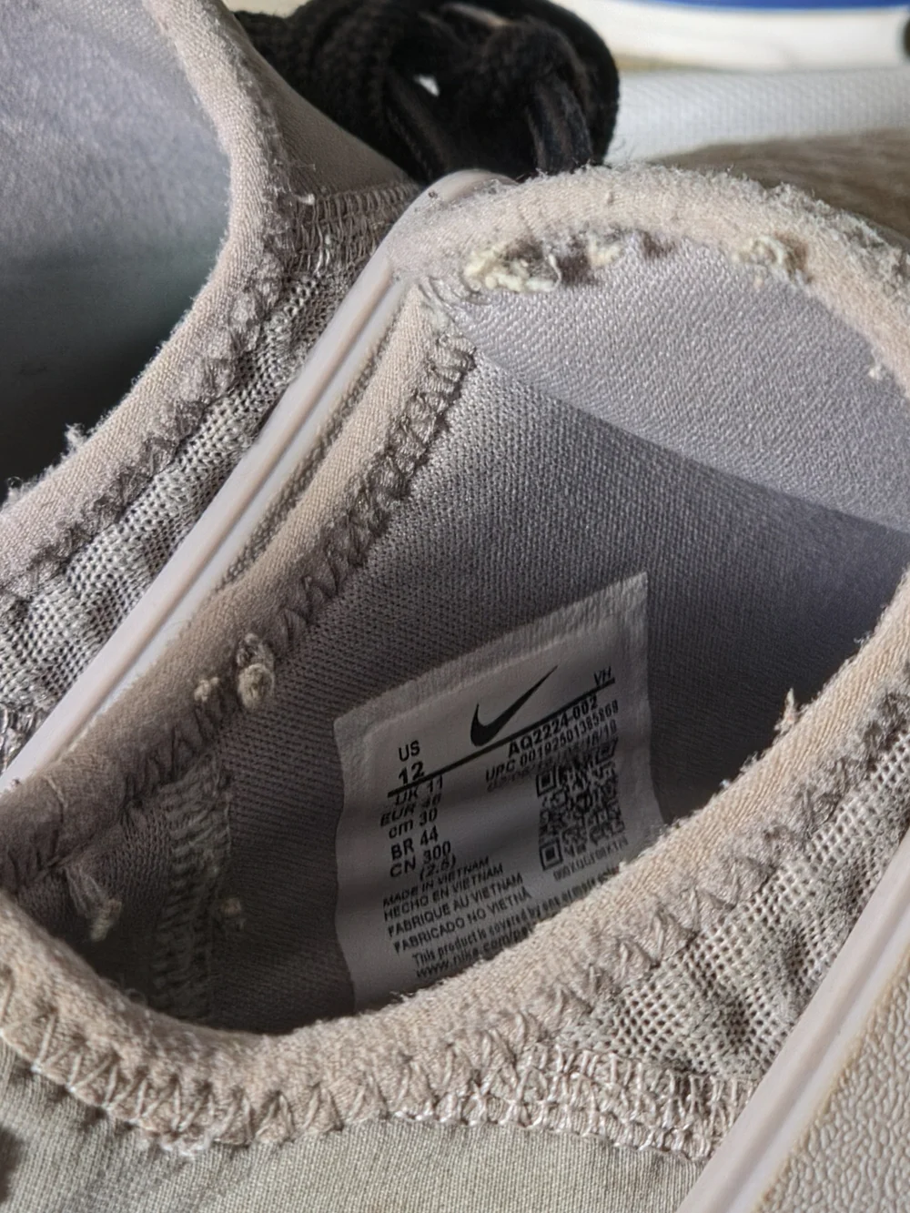 🔥 Nike Acalme Men's Size 12 Light Gray and Cream Athletic Trainers